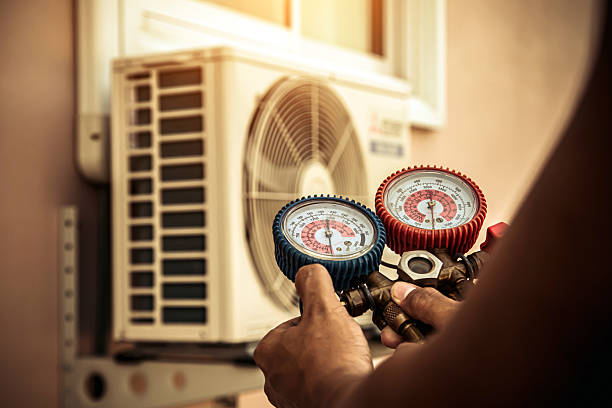 Professional Hvac technician working in Palm Springs, CA